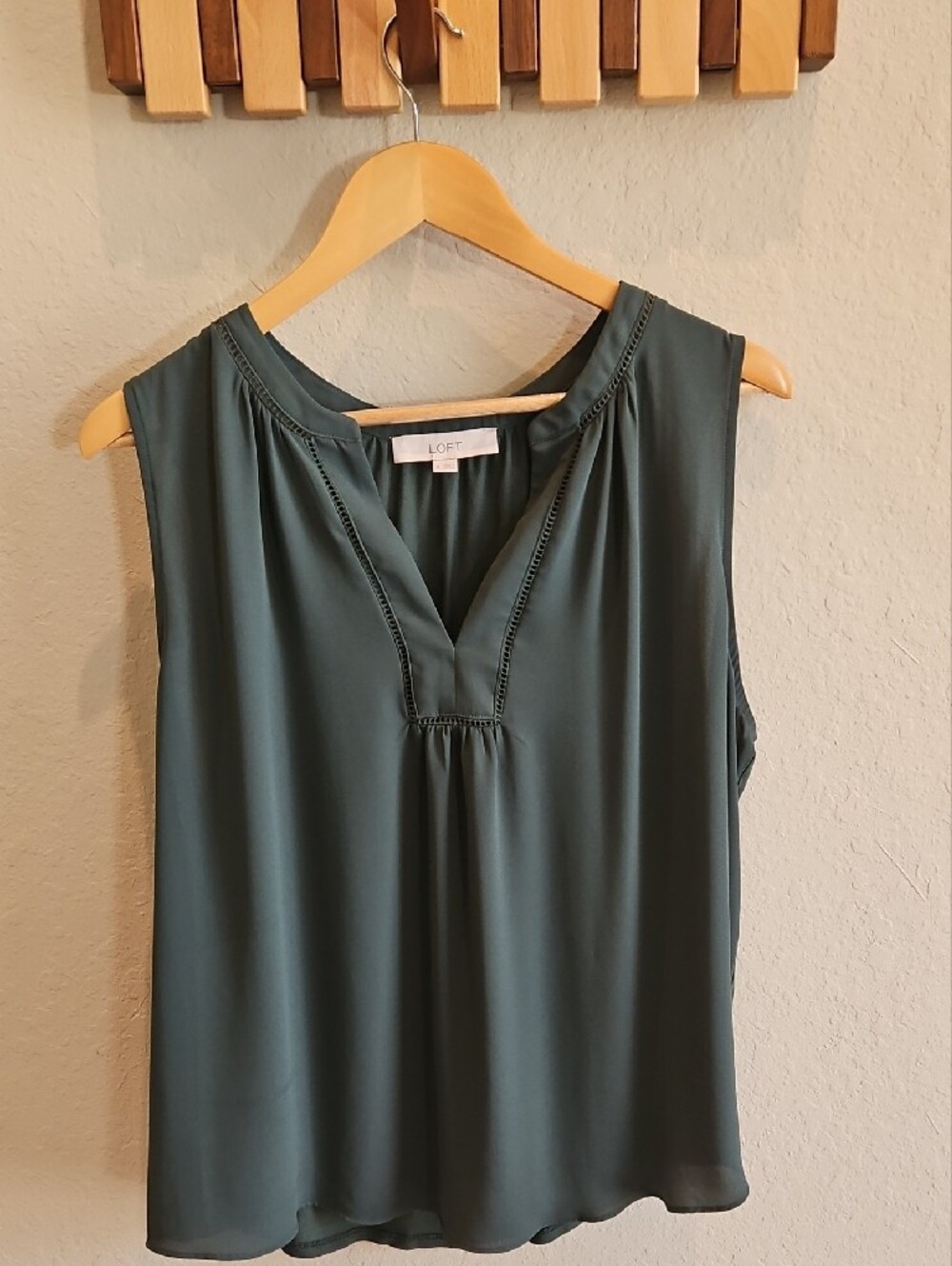 LOFT Green Sleeveless V-Neck Shell - Picture 2 of 3